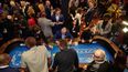 Personalidades, entre ellas Emilio y Gloria Estefan, alrededor de la mesa de juego en el Hard Rock Hotel & Casino Hollywood.