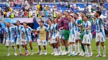 Futbolistas de Argentina celebran el pase a los cuartos de final tras vencer a Ucrania 2-0 por el Grupo B en los Juegos Olímpicos en el estadio de Lyon el martes 30 de julio de 2024, en Decines, Francia.&nbsp;
