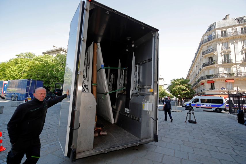 Los cuadros al momento de ser trasladados.