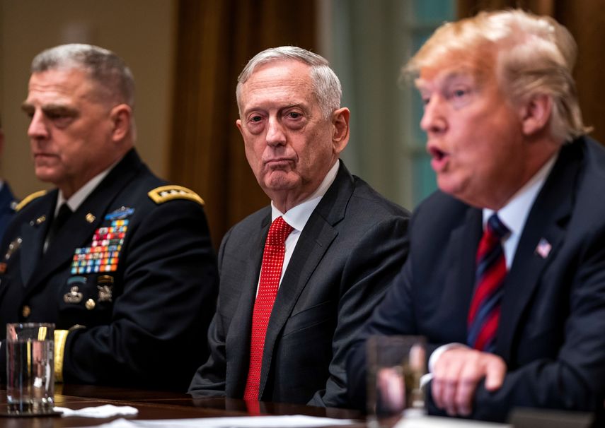 El secretario de Defensa de EEUU James&nbsp;Mattis escucha al presidente Donald Trump, durante una reunión en la Casa Blanca.