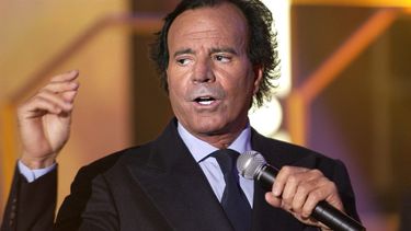 El cantante español Julio Iglesias canta durante el programa de televisión Telemaratón en París el 6 de diciembre de 2003.