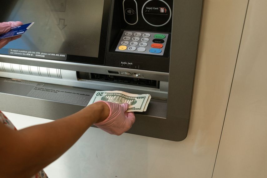Una cliente deposita dinero en un ATM de un banco en Estados Unidos.