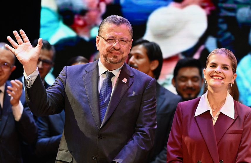 El presidente saliente de Costa Rica, Rodrigo Chaves (izquierda), posa con la presidenta electa, Laura Fernández, durante la presentación de su gabinete en San José el 5 de mayo de 2026.