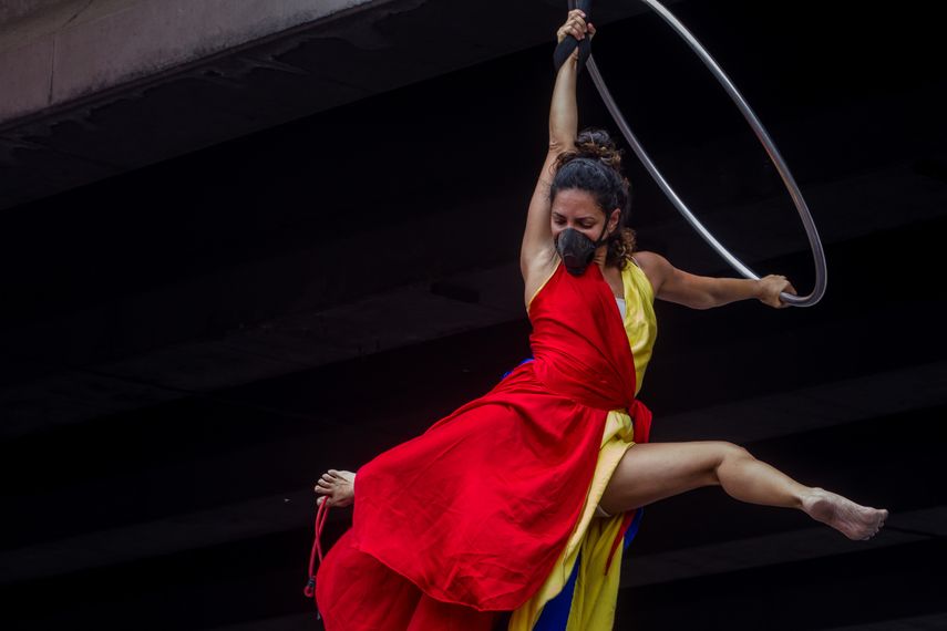 Acróbata participa en manifestación opositora.