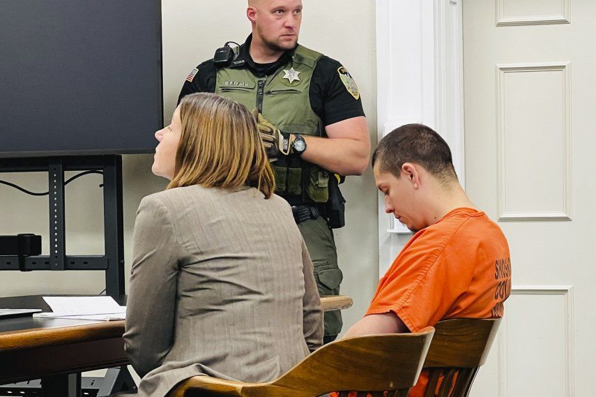 Majorjon Kaylor, de 31 años (derecha) agacha la cabeza mientras está sentado junto a su abogada defensora, Lisa Chesebro, en un tribunal de Wallace, Idaho, el martes 20 de junio de 2023, durante su primera comparecencia por cuatro cargos de asesinato.&nbsp;