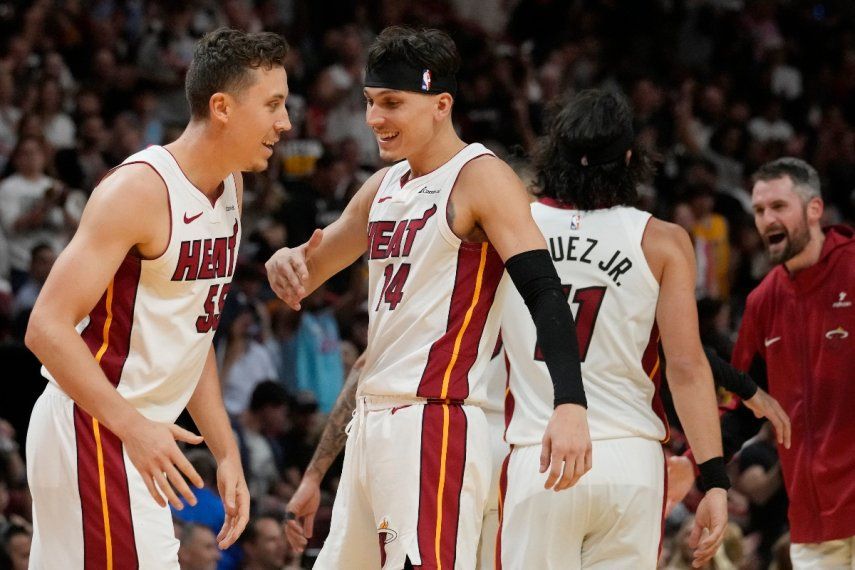 Duncan Robinson y Tyler Herro, del Heat de Miami, festejan durante el partido ante los Pistons de Detroit, el miércoles 25 de octubre de 2023&nbsp;