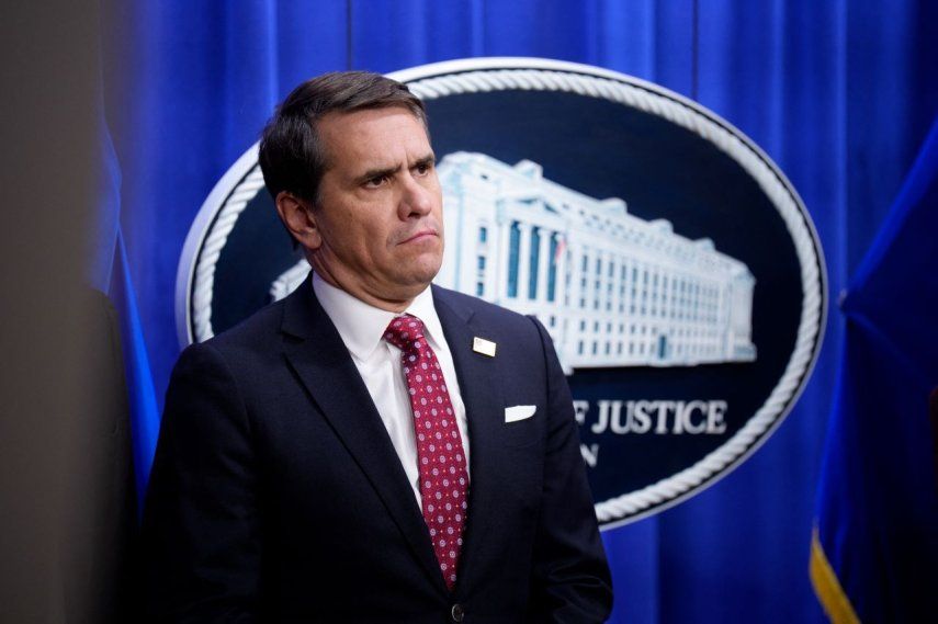 El fiscal general adjunto, Todd Blanche, habla con los medios durante una conferencia de prensa en el Departamento de Justicia, en Washington, DC.