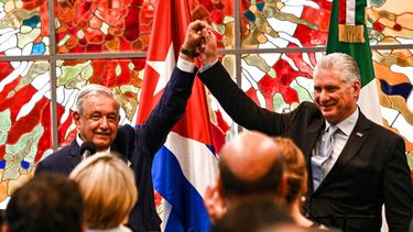 El gobernante cubano Miguel Díaz Canel, a la derecha, y el presidente de México, Andrés Manuel López Obrador, a la izquierda, levantan los brazos durante una ceremonia de entrega de la orden José Martí en el Palacio de la Revolución en La Habana, Cuba.