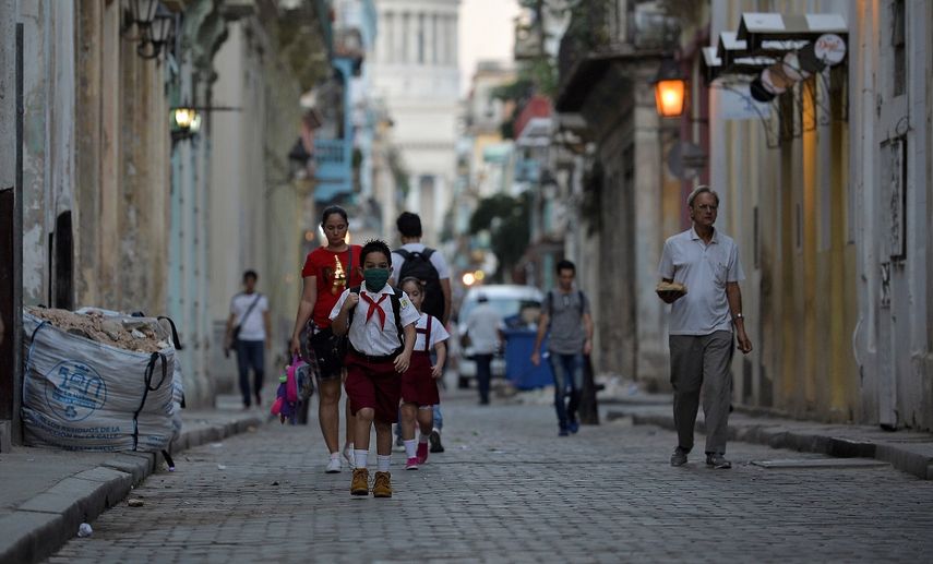 Un niño cubano camina por las calles de La Habana usando una máscara ante el incremento de los riesgos de contagio por la pandemia de coronavirus en Cuba.