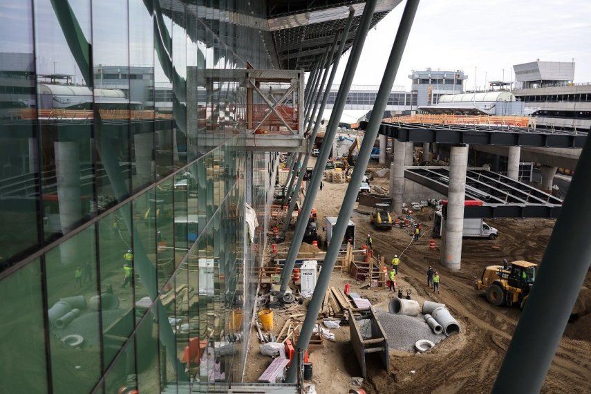 Equipos de construcción trabajan fuera de la Terminal 6 como parte del proyecto de remodelación del Aeropuerto Internacional John F. Kennedy de Nueva York, el 4 de marzo de 2025.&nbsp;
