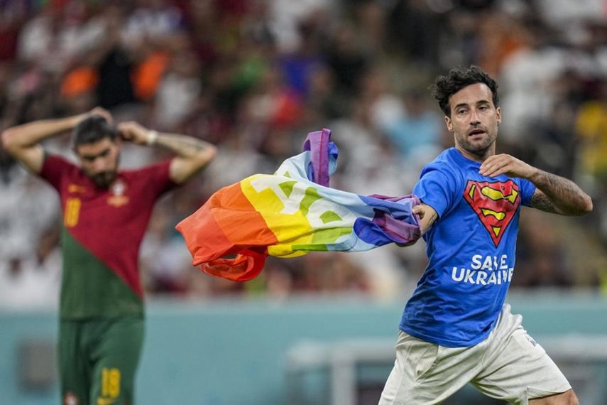 Un aficionado irrumpe en la cancha con la bandera arcoíris durante el partido del Grupo H entre Portugal y Uruguay, el lunes 28 de noviembre de 2022, en Lusail, Catar.