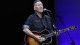 Bruce Springsteen durante su presentación en el Stand Up For Heroes en apoyo a la Fundación Bob Woodruff en Nueva York el 4 de noviembre de 2019. Las listas de canciones de los conciertos de Springsteen escritas a mano y una guitarra favorita son algunos de los objetos de la exposición Bruce Springsteen Live! que se inaugurará el 15 de octubre en el Museo del Grammy de Los Ángeles.