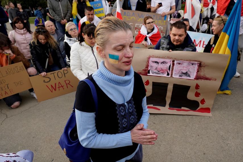Olena Avtukh participa en una protesta por la invasión rusa a Ucrania, en el Capitolio en Sacramento, California, el jueves 24 de febrero de 2022.