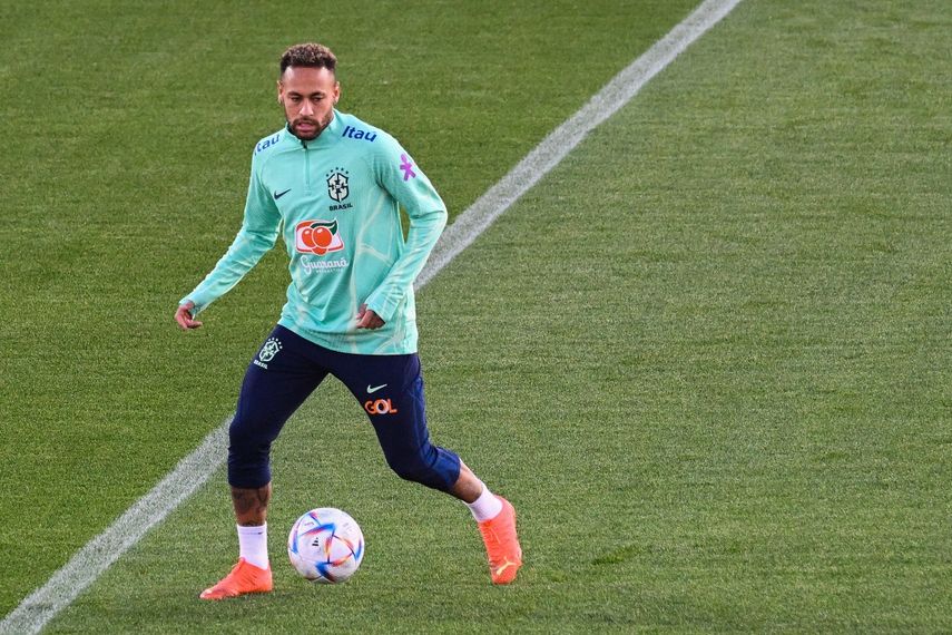 Neymar de Brasil durante los entrenamientos previos al Mundial de Catar 2022