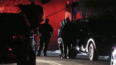 Agentes de la policía del condado Contra Costa investigan un tiroteo registrado en una casa en Orinda, California, el jueves 31 de octubre de 2019. 