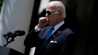 El presidente Joe Biden tose mientras pronuncia un discurso en el jardín de rosas de la Casa Blanca en Washington, DC, el 27 de julio de 2022, tras concluir su aislamiento por COVID.