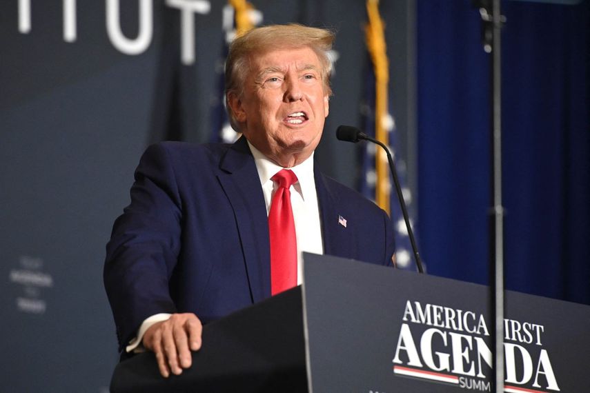 El presidente 45 de Estados Unidos Donald Trump se dirige a miles de seguidores.