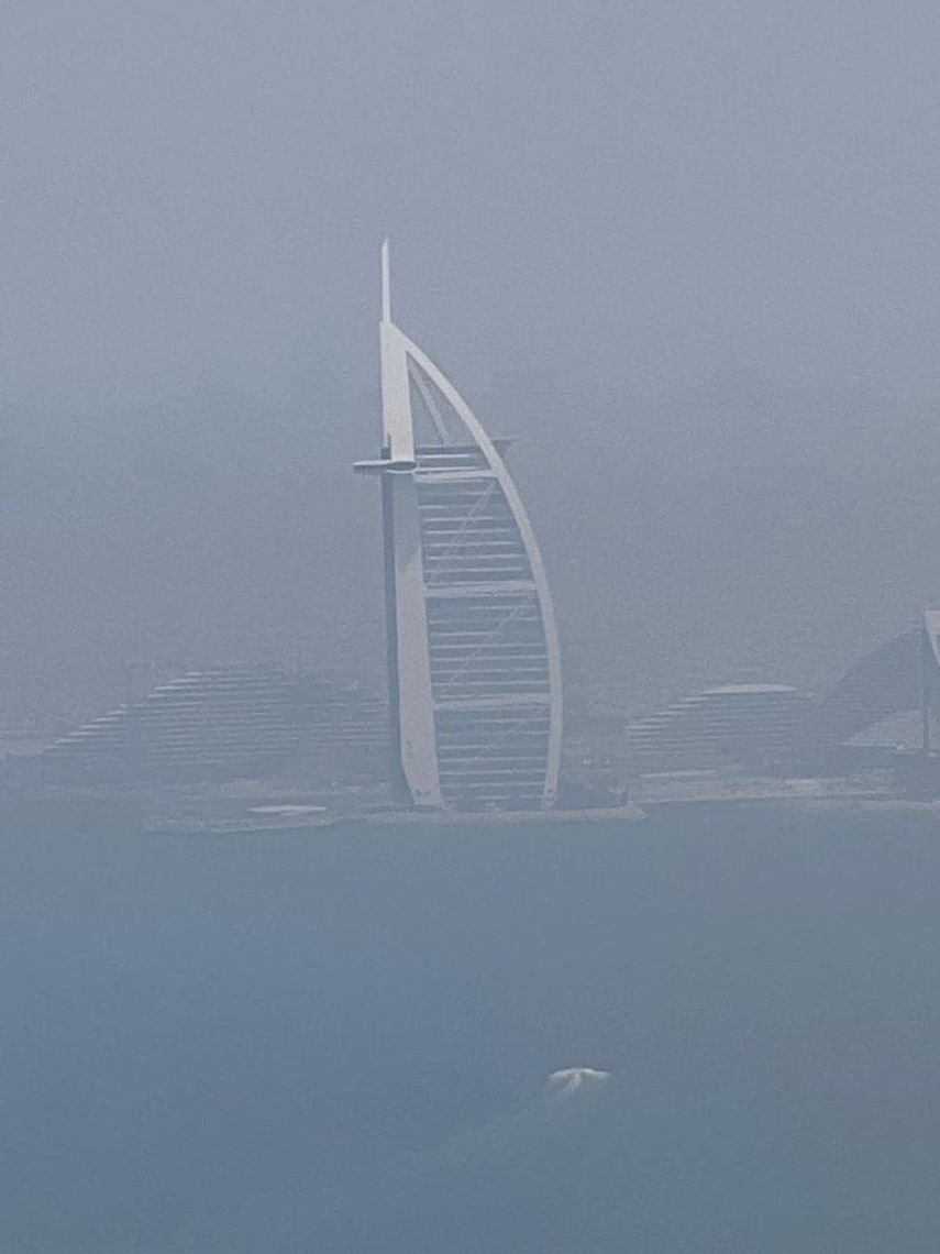 El Burj Al Araba, el icónico edificio en forma de velero que alberga el hotel más lujoso de Dubai, apenas se divisa por la bruma que deja una tormenta de arena.&nbsp;