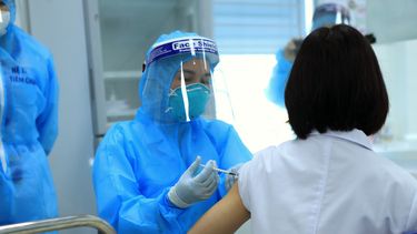 Personal médico aplica una doctora la vacuna de coronavirus de AstraZeneca, en el Hospital de Enfermedades Tropicales, en Hanoi, Vietnam, el 8 de marzo de 2021.&nbsp;