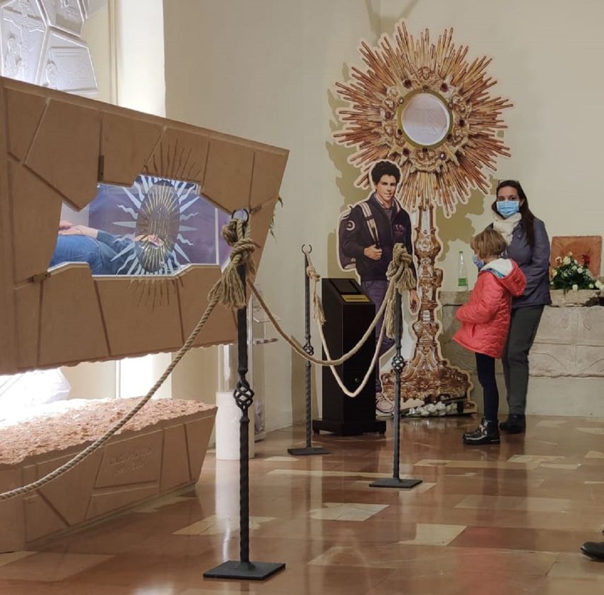Bajo estrictas medidas de protección los feligreses acuden a la iglesia  Santa María Maggiore, para honrar al joven Carlo Acutis que será beatificado este sábado 10 de octubre. 