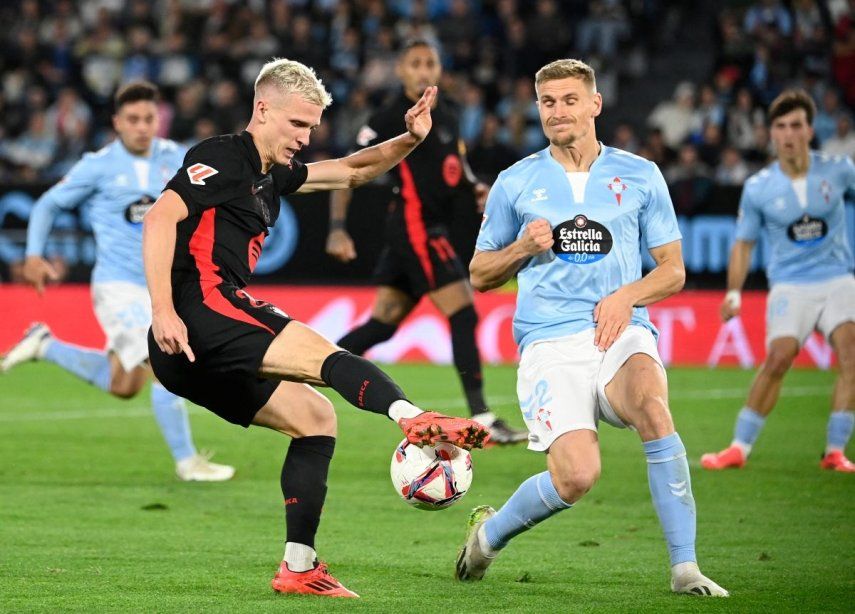 El atacante del Barcelona, Dani Olmo, pelea por el balón con el defensor del Celta, Carl Starfelt, el 23 de noviembre de 2024.