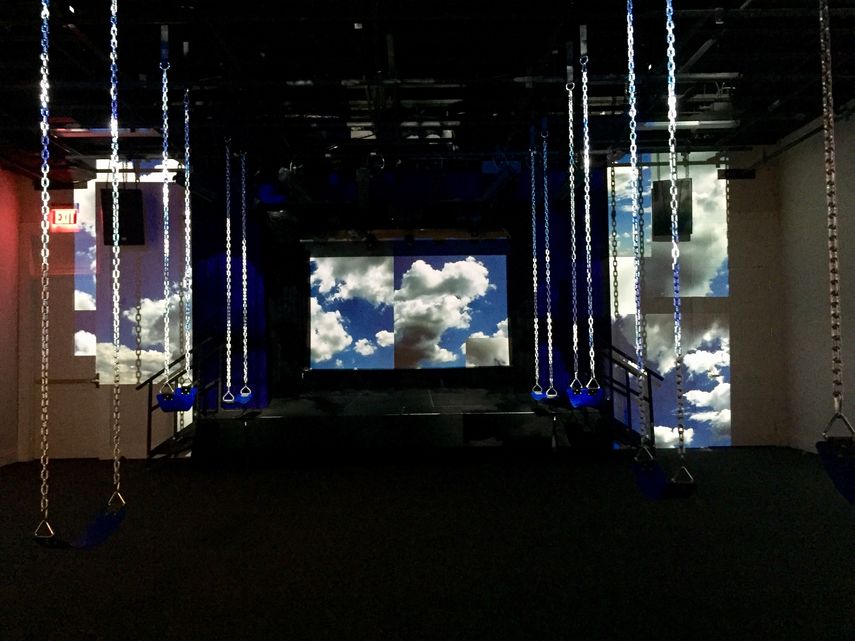 Instalación Columpios entre nubes, de Jillian Mayer.