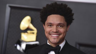 Trevor Noah posa a su llegada a&nbsp;la 63a entrega anual de los Grammy en Los Ángeles.