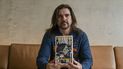 El músico colombiano Juanes posa con su libro biográfico del escritor Diego Londoño en Bogotá el 14 de septiembre de 2022. El músico colombiano Juanes posa con su libro biográfico del escritor Diego Londoño en Bogotá el 14 de septiembre de 2022.