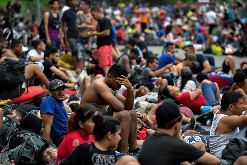 La caravana de migrantes ha hecho una pausa en espera de negociar con las autoridades mexicanas un salvoconducto vigente por 30 días para movilizarse sin problemas y llegar a la frontera.&nbsp;