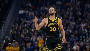 El base de los Warriors de Golden State Stephen Curry reacciona tras anotar un triple en el encuentro ante los Grizzlies de Memphis el miércoles 20 de marzo del 2024. 