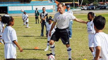 Butragueño (centro) entrenó con un grupo de niños cubanos, a los que enseñó valores como el liderazgo, el respeto, la disciplina y el compañerismo