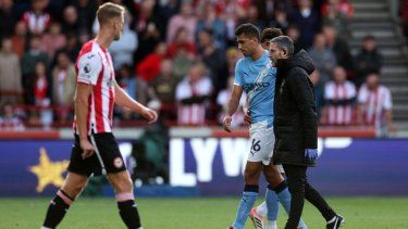 El centrocampista español #16 del Manchester City, Rodri, abandona el campo tras lesionarse durante el partido de la Premier League inglesa entre el Brentford y el Manchester City en el Gtech Community Stadium de Londres, el 5 de octubre de 2025.