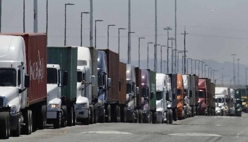 Camiones con contenedores en el Puerto de Oakland, California.&nbsp;