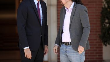 El presidente del Gobierno en funciones, Pedro Sánchez (izquierda) y el secretario general de Podemos, Pablo Iglesias, momentos antes de su reunión en La Moncloa, para analizar la situación en Cataluña tras la sentencia del juicio del procés, en Madrid, España.