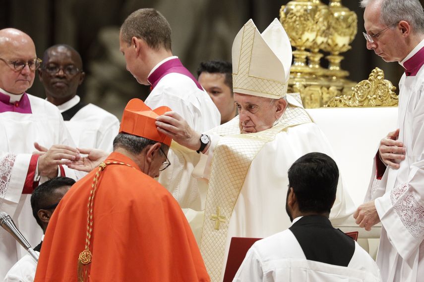 El nuevo cardenal cubano&nbsp;Juan de la Caridad Garc&iacute;a Rodr&iacute;guez&nbsp;junto al papa Francisco, en el Vaticano, este s&aacute;bado 5 de octubre.&nbsp;