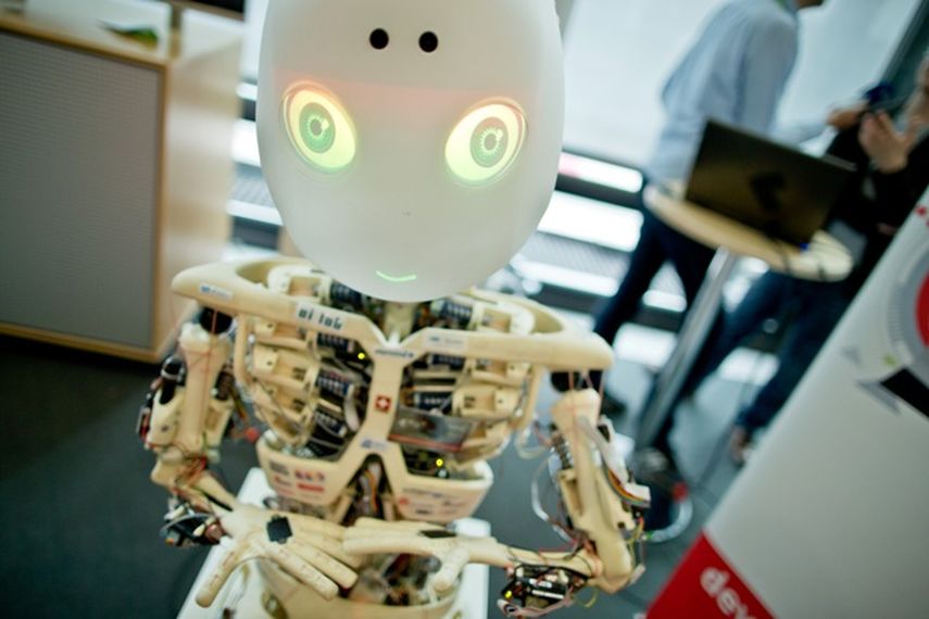 Roboy es su sistema de movimiento. El robot tiene músculos, tendones y articulaciones parecidas a las del ser humano. (Daniel Karmann/DPA)
