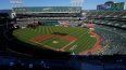 En esta imagen de archivo, espectadores presencian un partido de béisbol en el Oakland Coliseum entre los Atléticos de Oakland y los Rangers de Texas, en Oakland, California, el 23 de julio de 2022.
