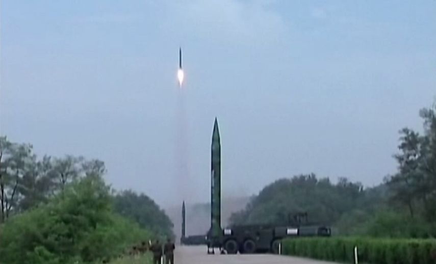 Imagen tomada de un video del canal de noticias Eurovisión donde se aprecia el lanzamiento de un misil en Corea del Norte, anterior al lanzamiento fallido detectado en la madrugada de este sábado.