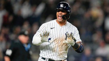 Gleyber Torres, de los Yanquis de Nueva York, gesticula hacia sus compañeros después de conectar un cuadrangular durante la tercera entrada del juego de béisbol en contra de los Filis de Filadelfia, el lunes 3 de abril de 2023, en Nueva York.&nbsp;