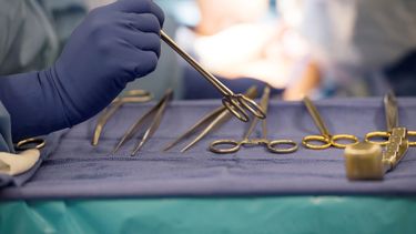 Instrumentos quirúrgicos son utilizados durante un trasplante de órganos en un hospital en Washington el 28 de junio del 2016.