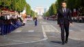 El presidente francés Emmanuel Macron repasa las tropas durante el desfile militar anual por el Día de la Bastilla, en París, el jueves 14 de julio de 2022. 