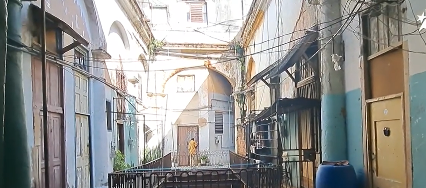 En la intersección de las calles Cuba y Chacón en La Habana Vieja, un edificio se encuentra al borde del colapso, y el régimen cubano no ofrece respuesta ante esta grave problemática que afecta a cientos de familia.