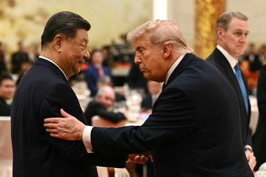 El presidente chino Xi Jinping (izquierda) mira al presidente estadounidense Donald Trump durante un banquete de Estado en el Gran Salón del Pueblo en Pekín, el 14 de mayo de 2026.