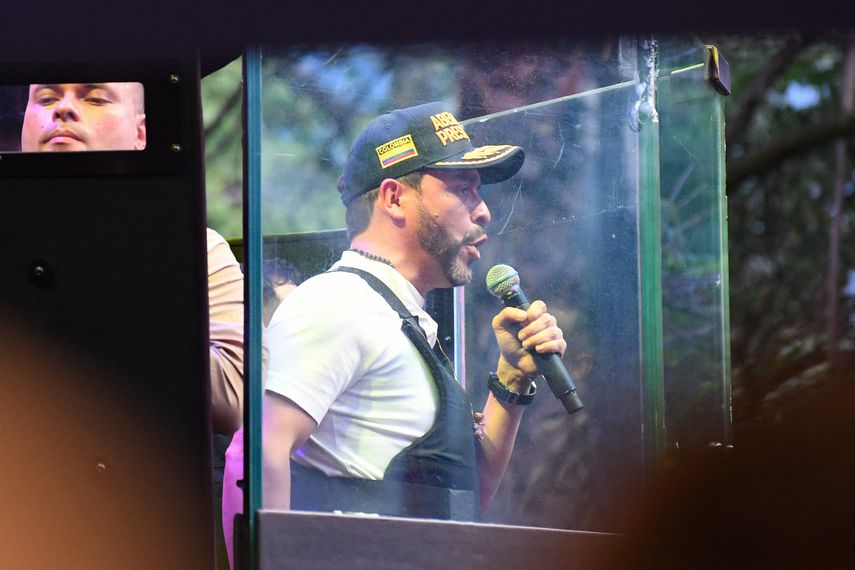 El candidato presidencial de derecha de Colombia, Abelardo de la Espriella, del movimiento Defensores de la Patria, habla detrás de un cristal blindado durante un mitin de campaña en Envigado, departamento de Antioquia, Colombia, el 13 de mayo de 2026.