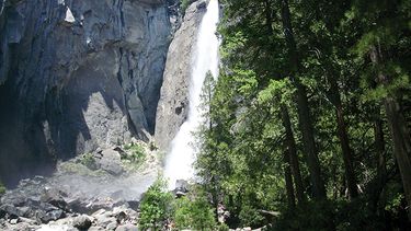 El salto Yosemite, se encuentra en uno de los parques nacionales de EEUU que no escapan de la sequía, es la catarata de mayor acceso para los turistas, también escupe menos agua porque este año ha habido un récord de pocas nevadas y el proceso de deshi