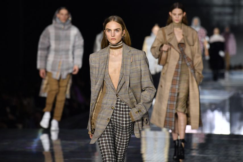 En esta foto de archivo tomada el 17 de febrero de 2020, los modelos presentan creaciones durante el desfile de la colección Otoño/Invierno de la casa de moda británica Burberry 2020 durante la Fashion Week de Londres.&nbsp;