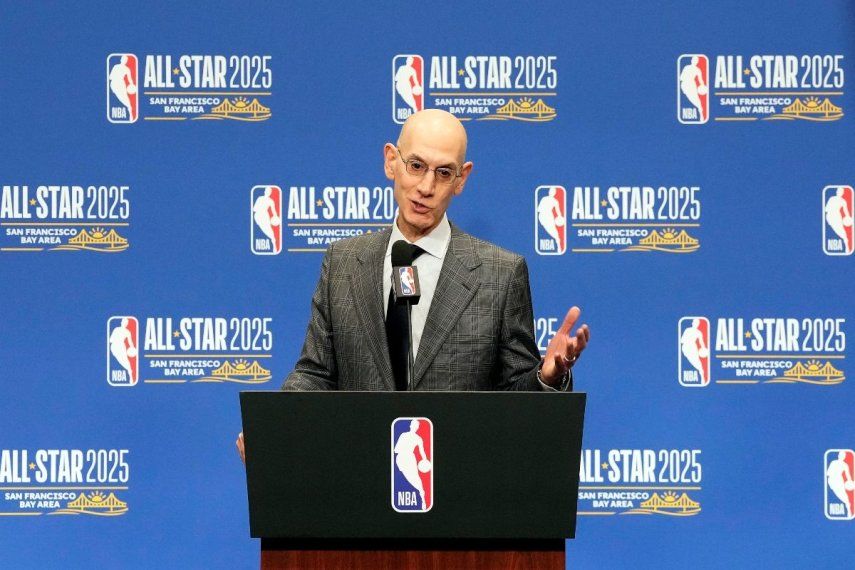 El comisionado de la NBA, Adam Silver, habla con los medios de comunicación, el 15 de febrero de 2025.