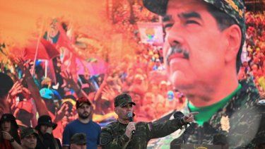El ministro de Defensa de Venezuela, Vladimir Padrino López, habla durante un despliegue militar en apoyo al presidente Nicolás Maduro en la avenida Bolívar de Caracas el 23 de septiembre de 2025.