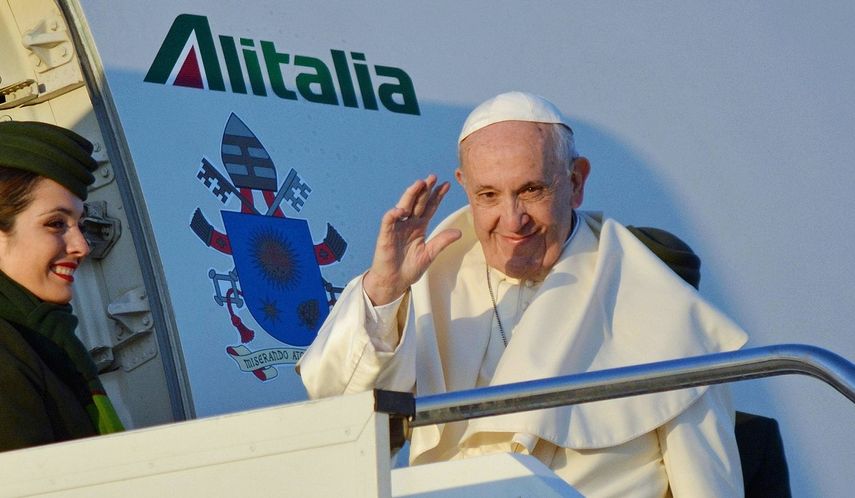 El&nbsp;papa&nbsp;Francisco sube a bordo de un avión en el aeropuerto Fiumicino en Roma, Italia, desde donde emprendió su viaje a Chile este 15 de enero de 2018.&nbsp;