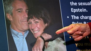 Imagen de Jeffrey Epstein y Ghislaine Maxwell expuesta durante una conferencia de prensa.